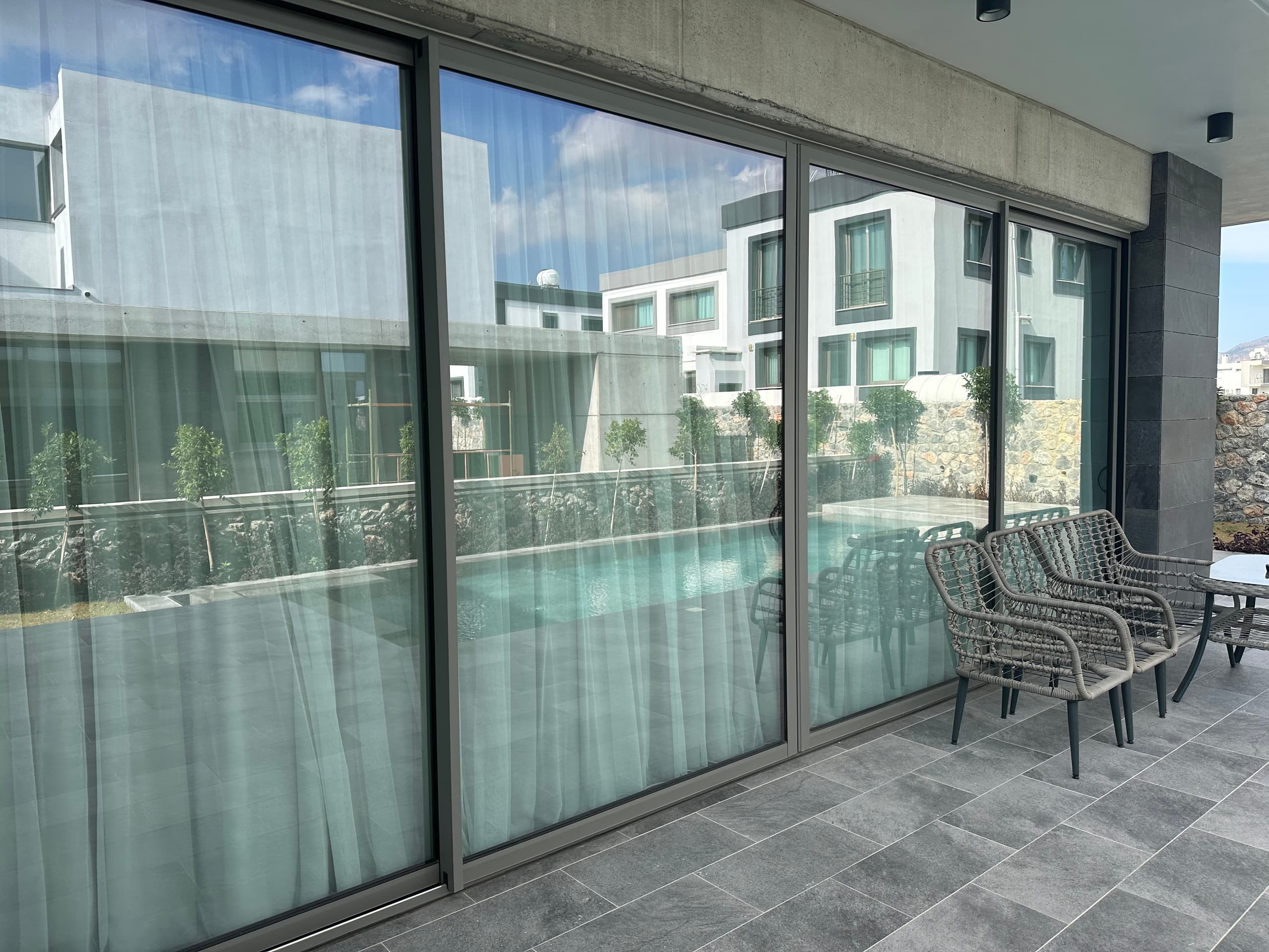 Özmerhan 7 Villas: villa cephesi ve havuz terası