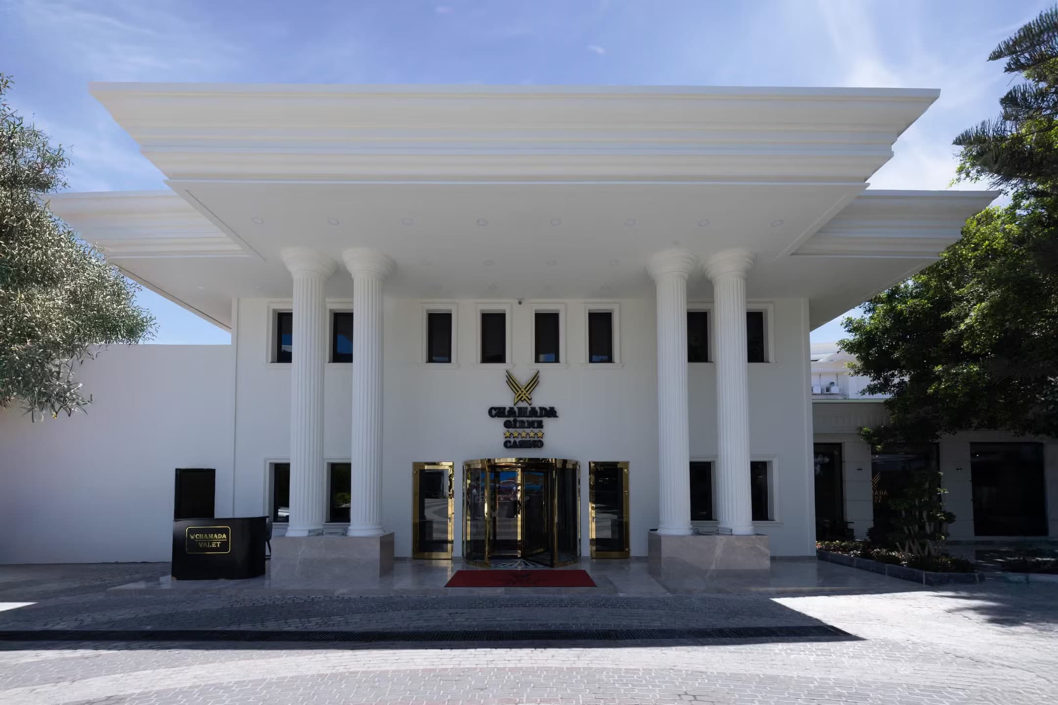 Chamada Prestige Hotel Girne: beyaz sütunlu giriş portiği