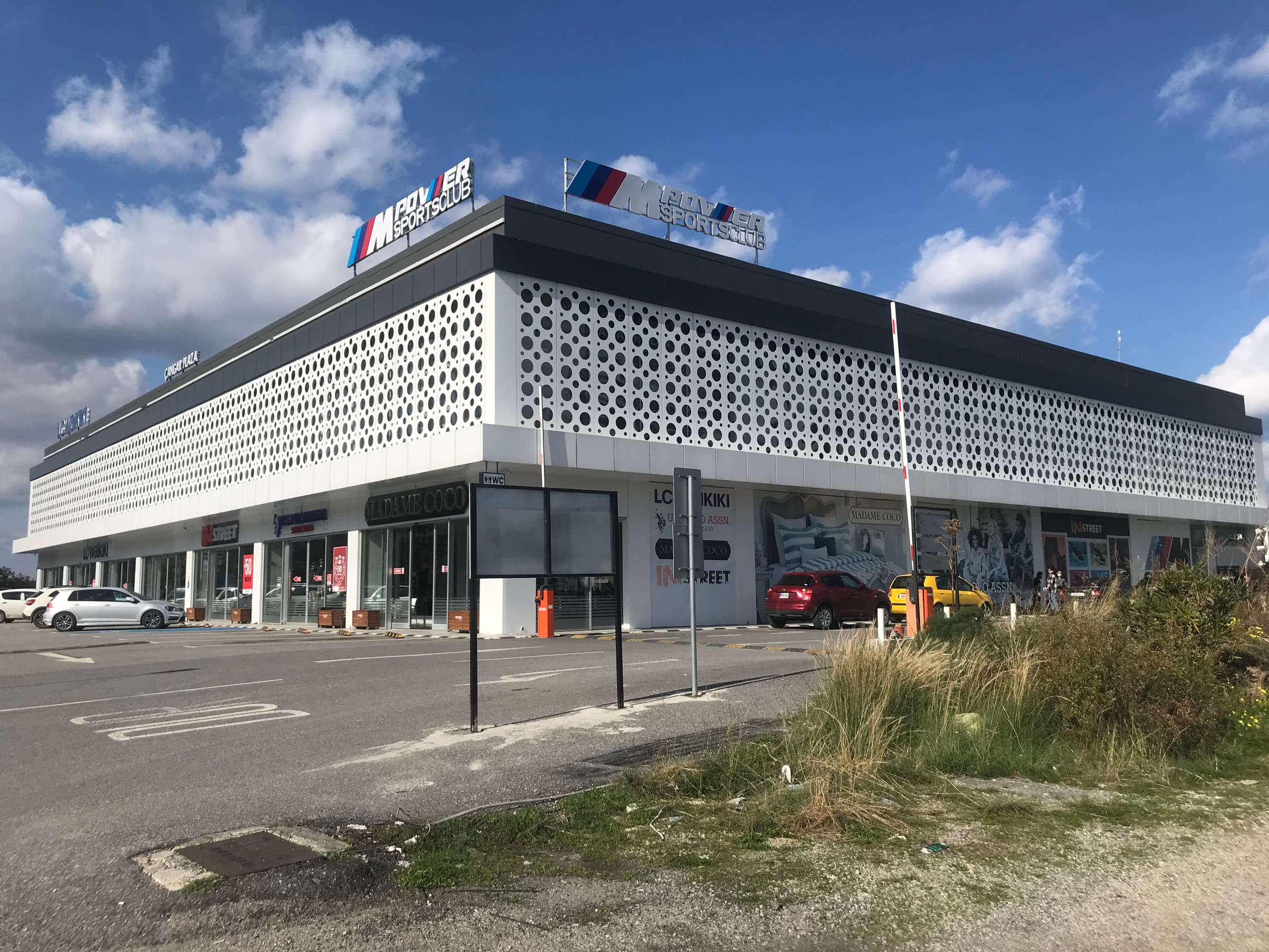 Çangar Plaza: delikli beyaz kompozit cephe