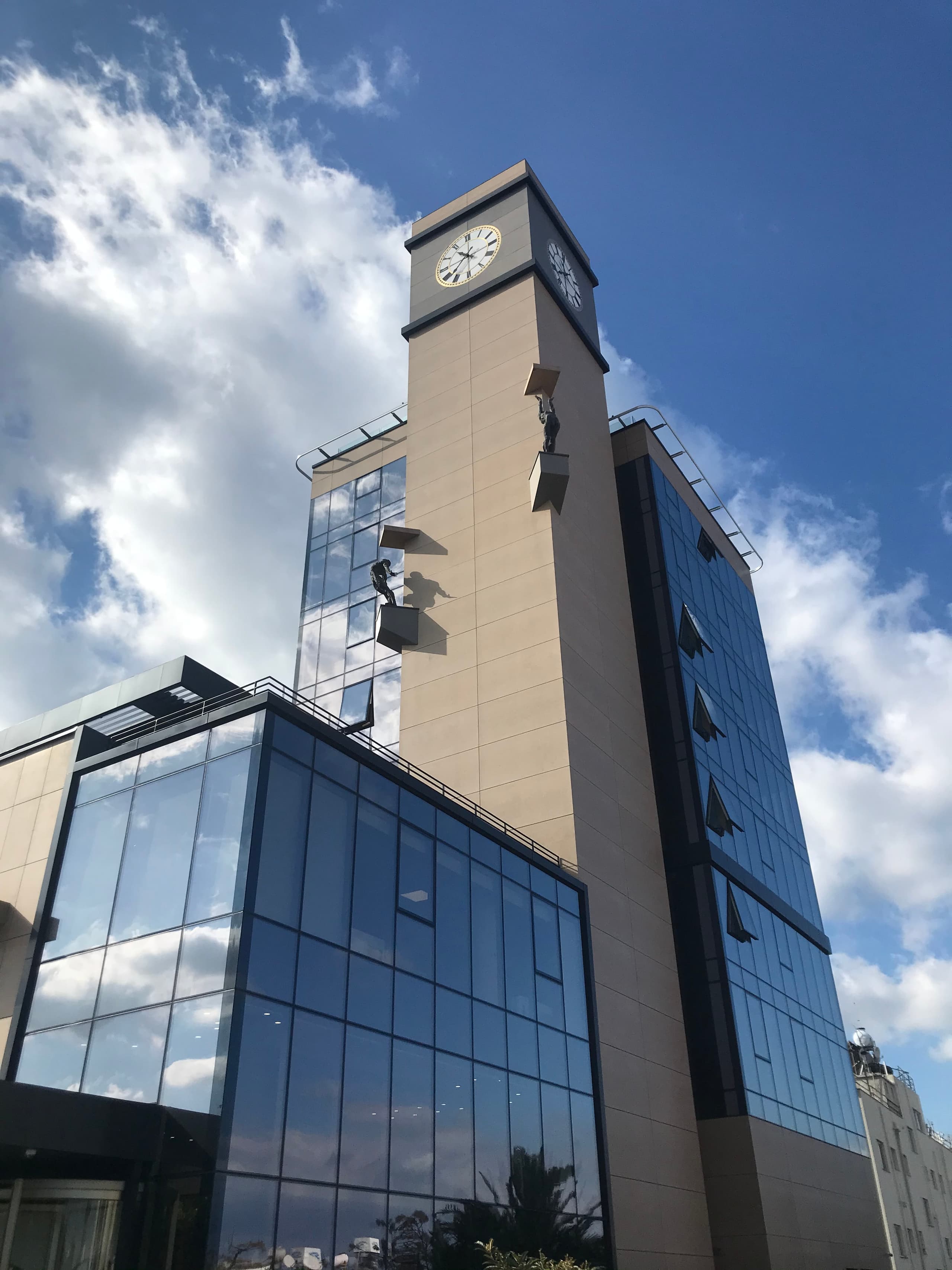 Arkın Clock Tower: saat kulesi ve cam cepheli blok
