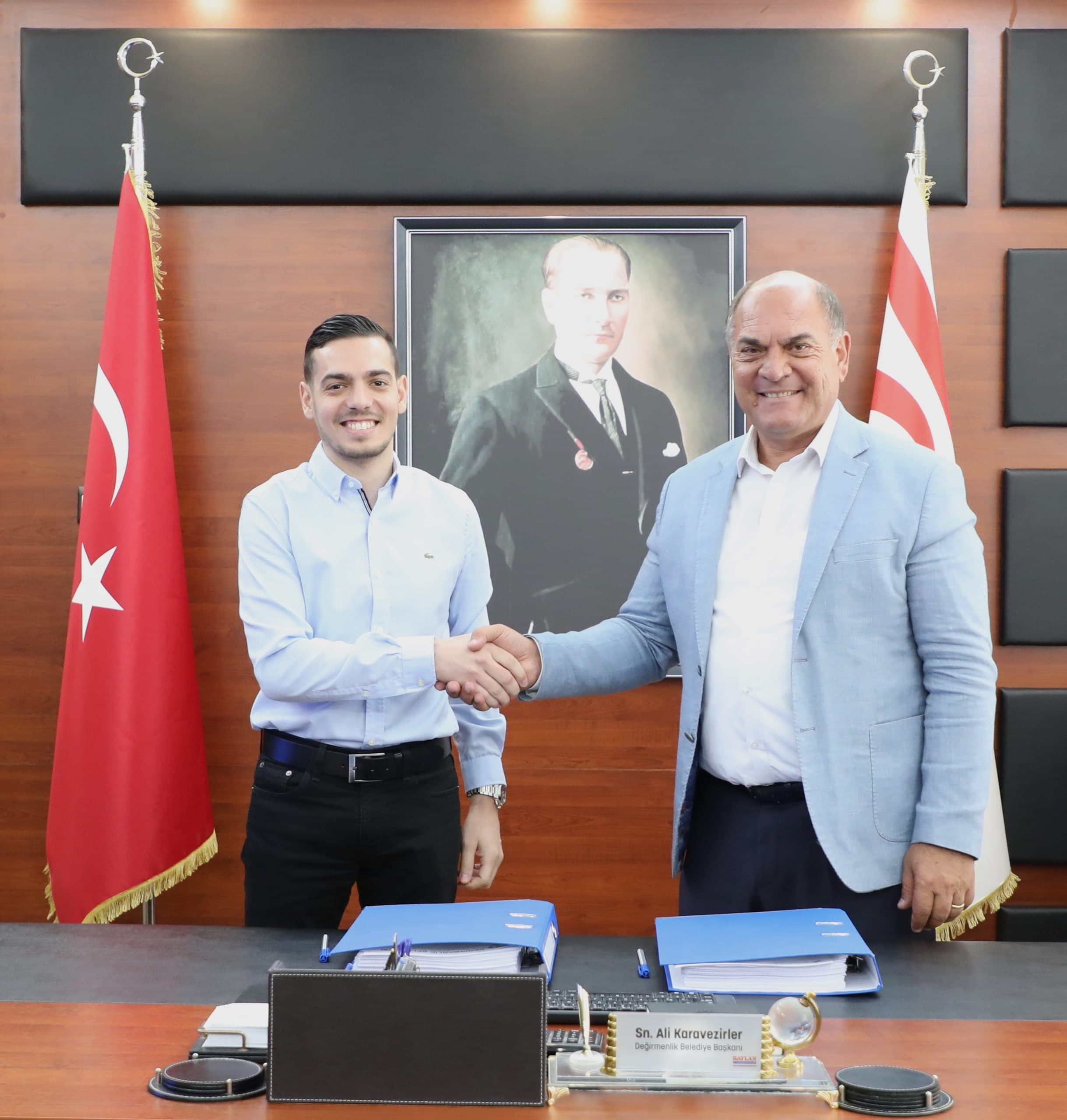 Sosyal Aktivite Merkezi ilave kat ihalesi sonrası belediye başkanı ile Kamtek temsilcisinin el sıkışması
