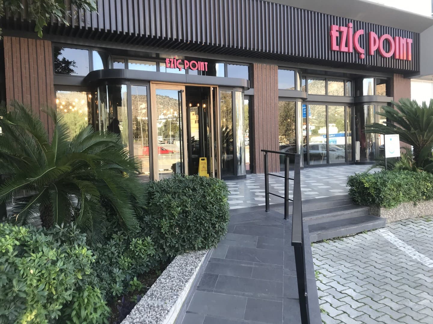 Eziç Restaurant / Eziç Point / Eziç Premier Girne giriş görünümü