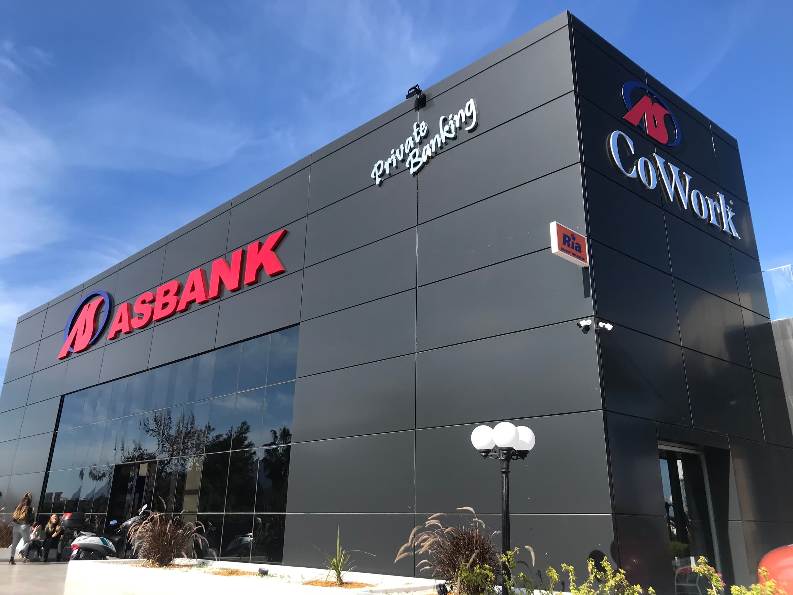 Asbank Girne dış cephe görünümü